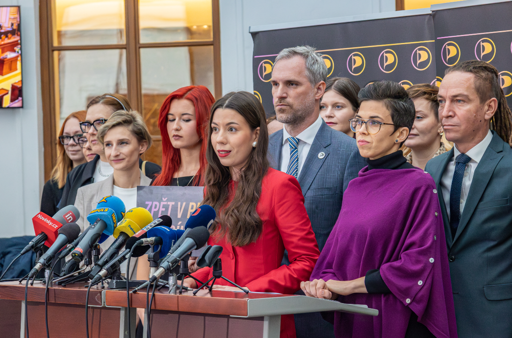 Piráti představili nový poslanecký klub: „Jsme zpátky v plné síle, připraveni hlídat vládu Čapího a Orlího hnízda, řekl Hřib