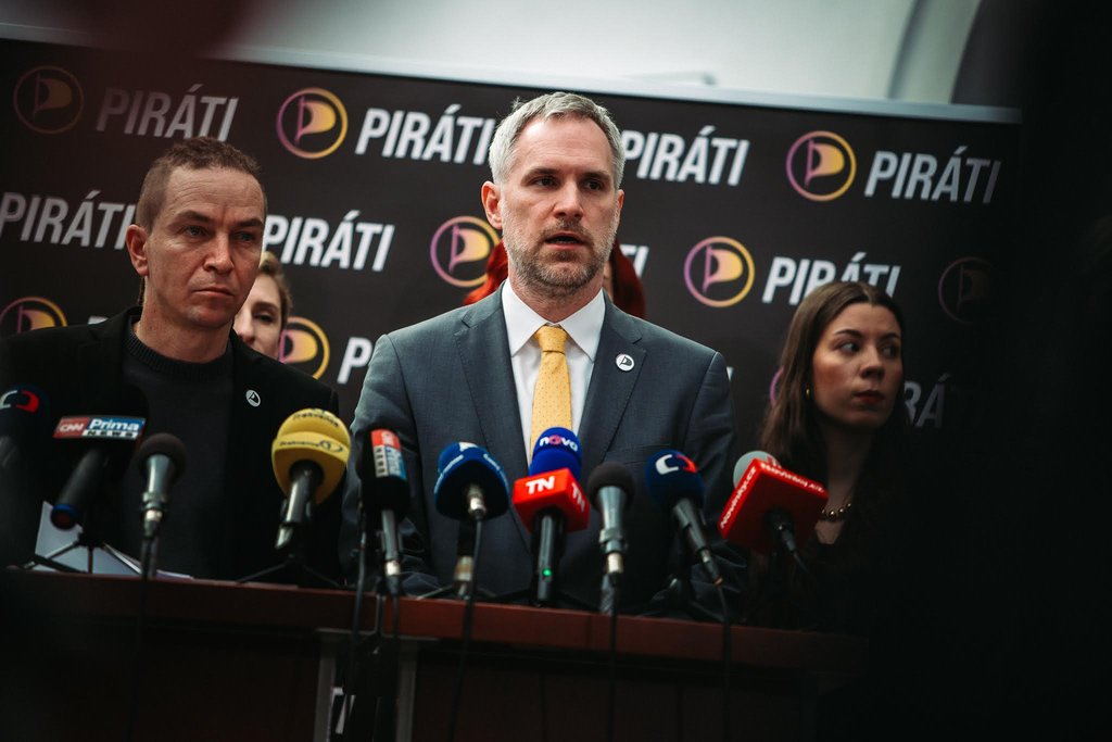 Jste ohroženi na životě? Stiskněte jedničku. Piráti chtějí na obranném výboru i plénu řešit ohrožení Čechů na Blízkém východě