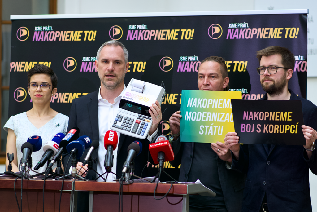 Piráti mají plán, jak nakopnout boj s korupcí. Pirátská kalkulačka spočítá, kolik Česko stojí rozkrádání státní kasy