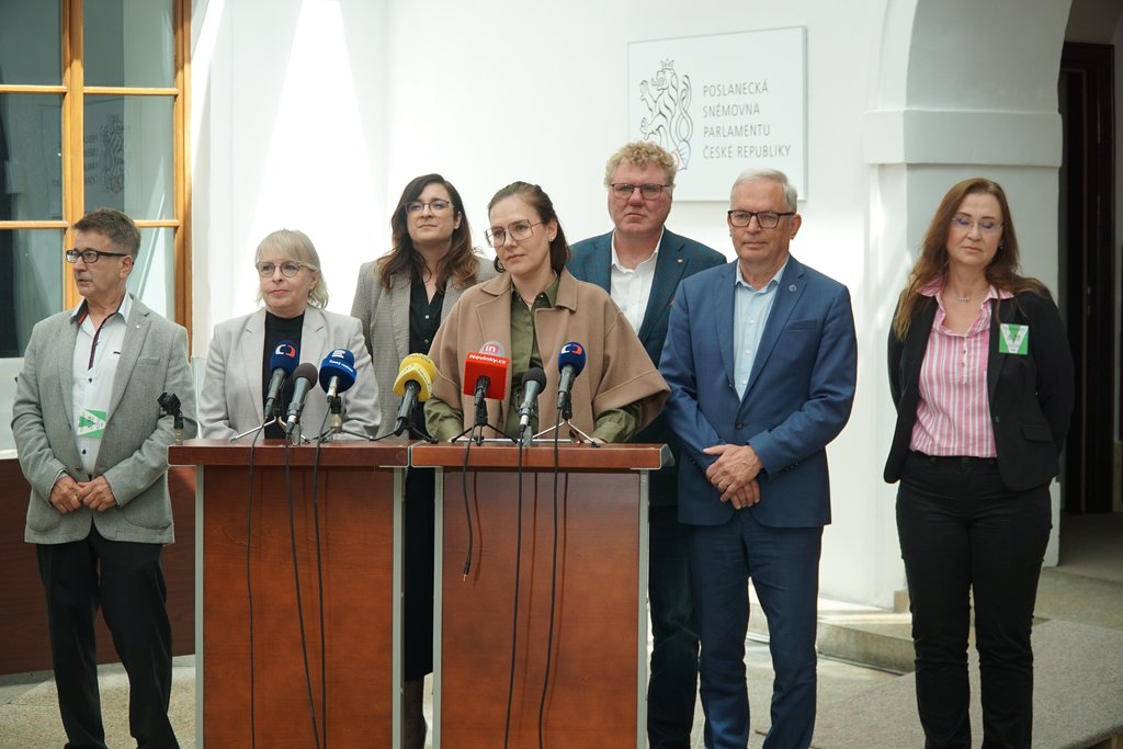 Pirátka Hoffmannová představila závěry pracovní skupiny k médiím: Ministerstvo kultury musí stáhnout návrh zákona o médiích veřejné služby. Chybí analýzy i odborná debata