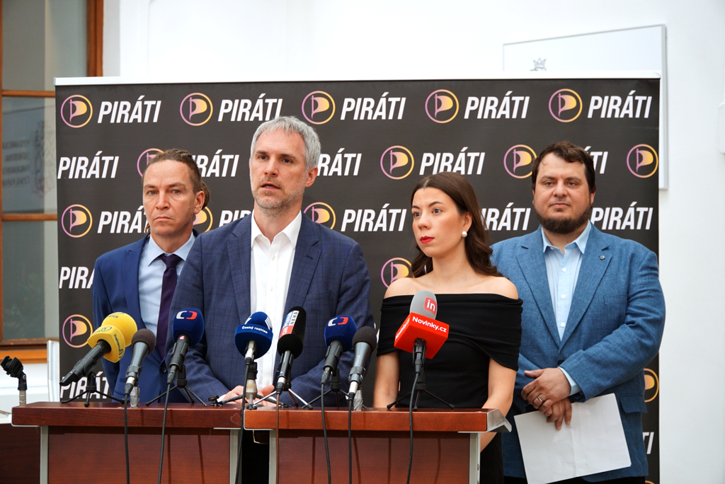 Stát není servisní organizace pro Agrofert. Místo bydlení řeší vláda ochranu Babišových penězovodů, kritizují Piráti