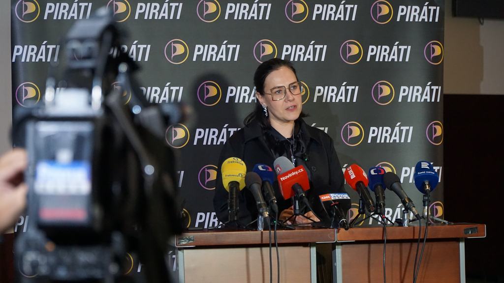 Koalice se tváří, že chce diskutovat o financování veřejnoprávních médií, na důležité otázky ale stále neodpovídá