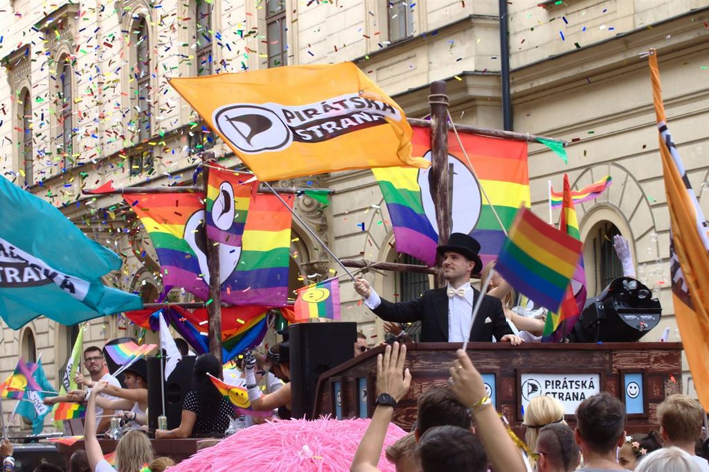ELE855872_pride