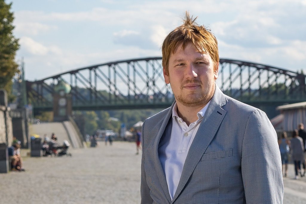 Správní rada VZP opět odmítla otevřené výběrové řízení na ředitele. Novým šéfem pojisťovny se v tajné volbě stal Ivan Duškov