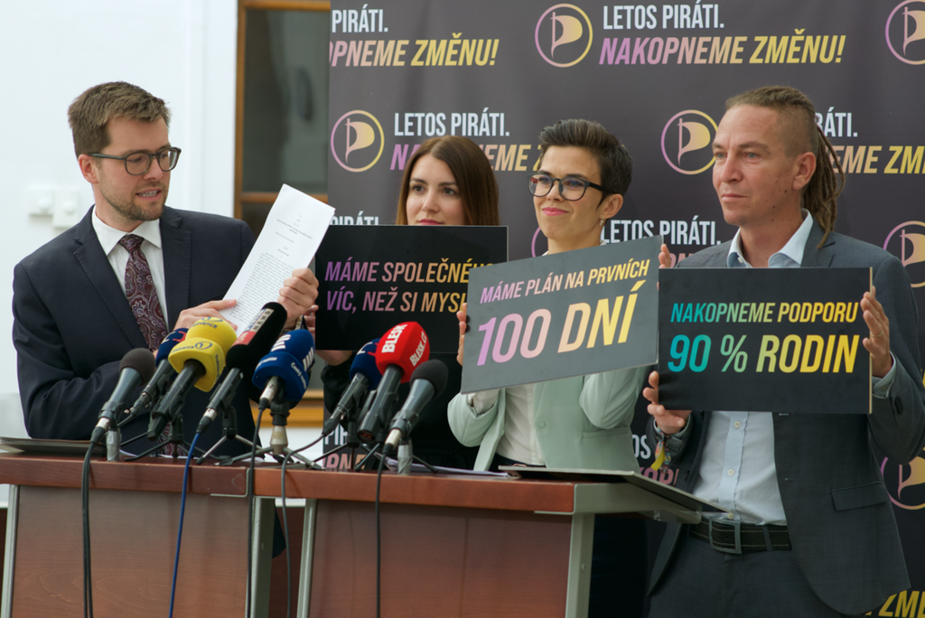 Stanjura maže daně miliardářům, Piráti přinášejí úlevy minimálně pro 90 procent rodin
