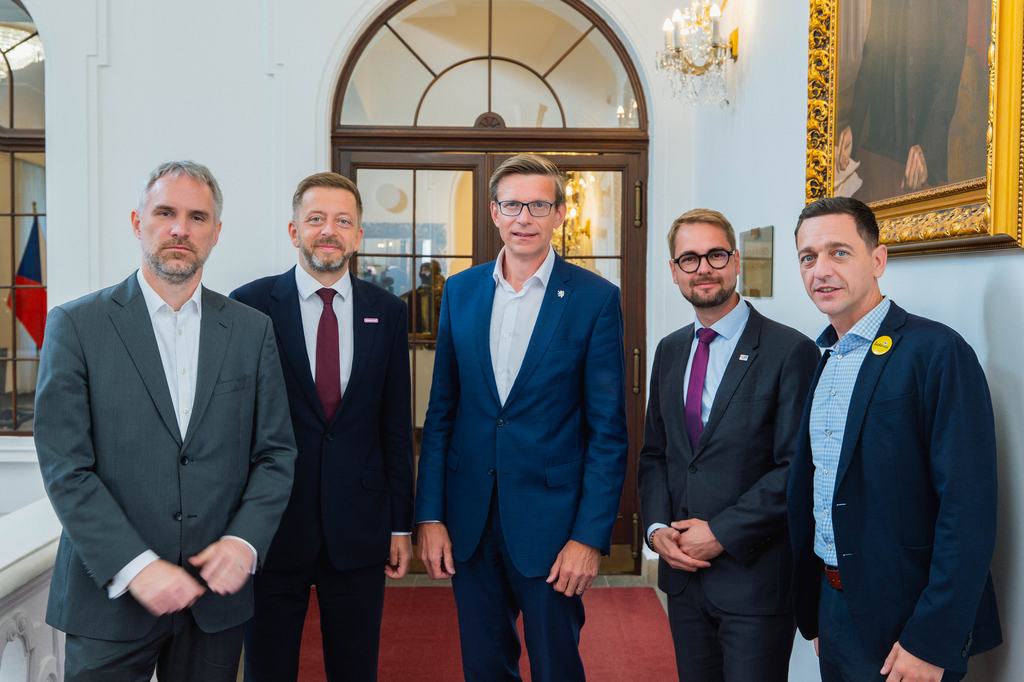 Tato vláda nemá naši důvěru. Opozice předala potřebné podpisy