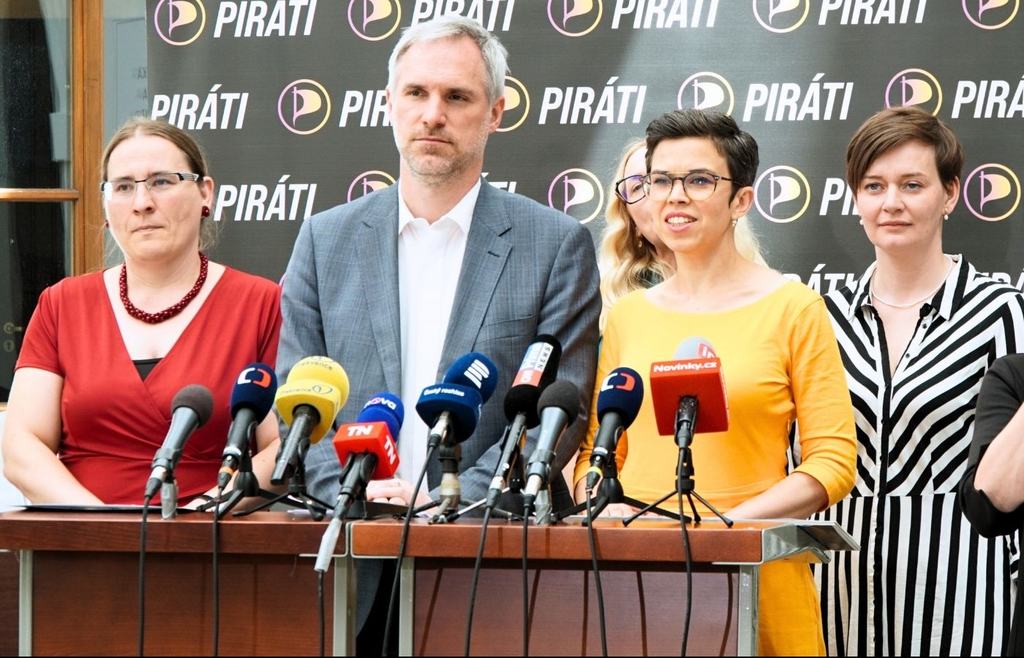 Vláda nemá plán, jak řešit krizi bydlení. Oslabuje podporu lidem a přináší chaos do výstavby, varují Piráti