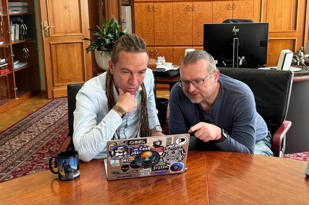 Přetížený systém, porušování zákona a zpožděné vyplácení peněz lidem. IT projekty na MPSV jsou „císařovy nové šaty“ za tři miliardy, kritizují Piráti