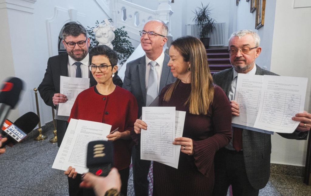 Opozice zahajuje "štafetu". Navrhovat odvolání Tomia Okamury z vedení Sněmovny budou po Pirátech i další strany