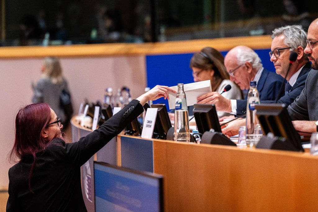 Evropa řeší šmírování. Gregorová předala komisaři k Chat Control dopis od Pirátů: Přečtěte si ho v soukromí, tak jak to má být