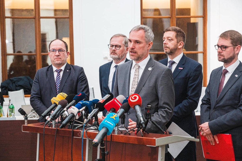 Piráti pokračují ve snaze odvolat Tomia Okamuru z čela Sněmovny. Opoziční strany předaly sesbírané podpisy předsedovi dolní komory