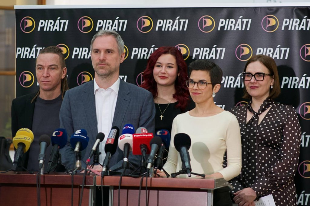 Vláda selhala v odpovědnosti, bezpečnosti i respektu k demokracii. Proto jí Piráti vysloví nedůvěru