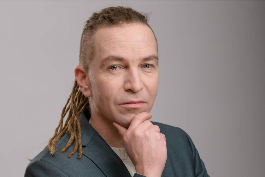 Snižujete rozpočet na obranu a zároveň slibujete její posílení. Z čeho to chcete zaplatit?, ptá se Bartoš ministra obrany