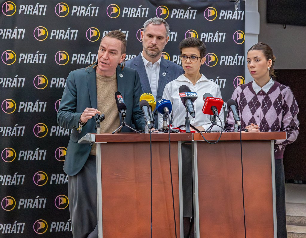 Babišovo “řešení střetu zájmů” podle Pirátů vyvolává víc otázek než odpovědí, obrátili se také na Evropskou komisi a žádají vymáhání 7,5 miliard