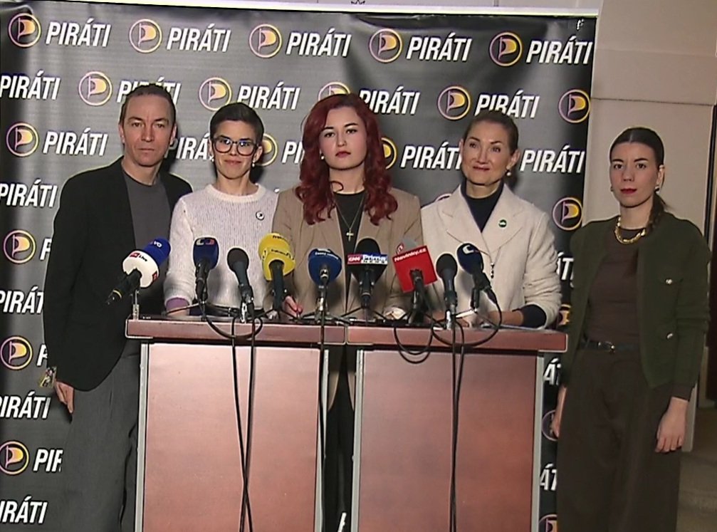 Piráti varují před kroky vlády: personální čistky, chaos v obraně i blokace řešení krize bydlení